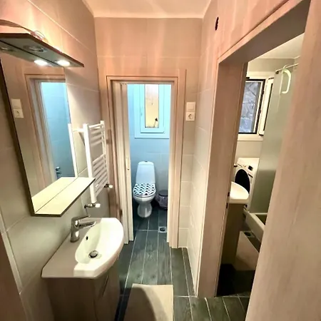 Spacious 4 Bedroom By Agios Dimitrios Apartman