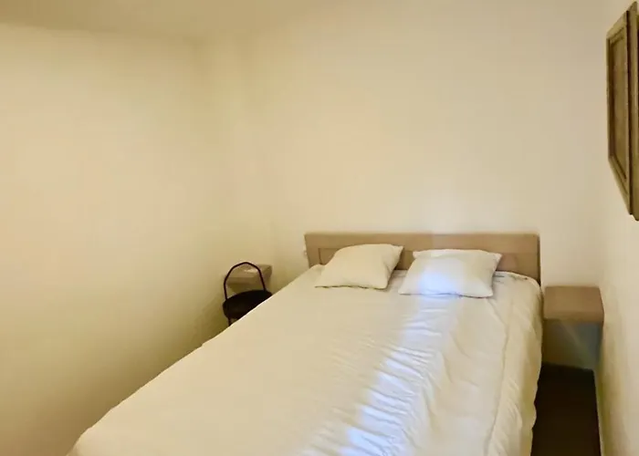 Spacious 4 Bedroom By Agios Dimitrios Apartment