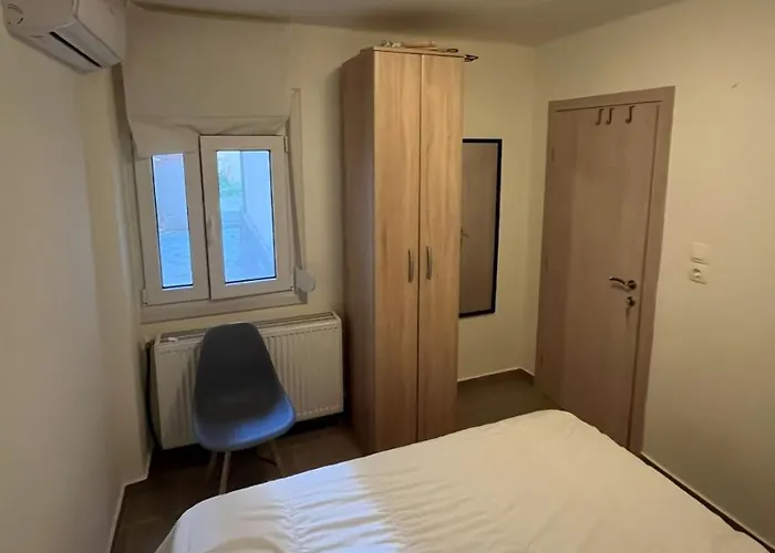 Spacious 4 Bedroom By Agios Dimitrios * Soluň