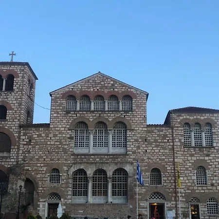 Spacious 4 Bedroom By Agios Dimitrios *