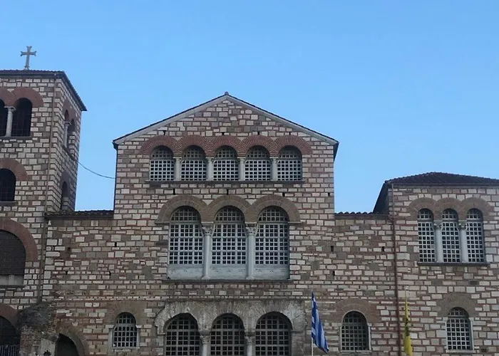 Spacious 4 Bedroom By Agios Dimitrios *